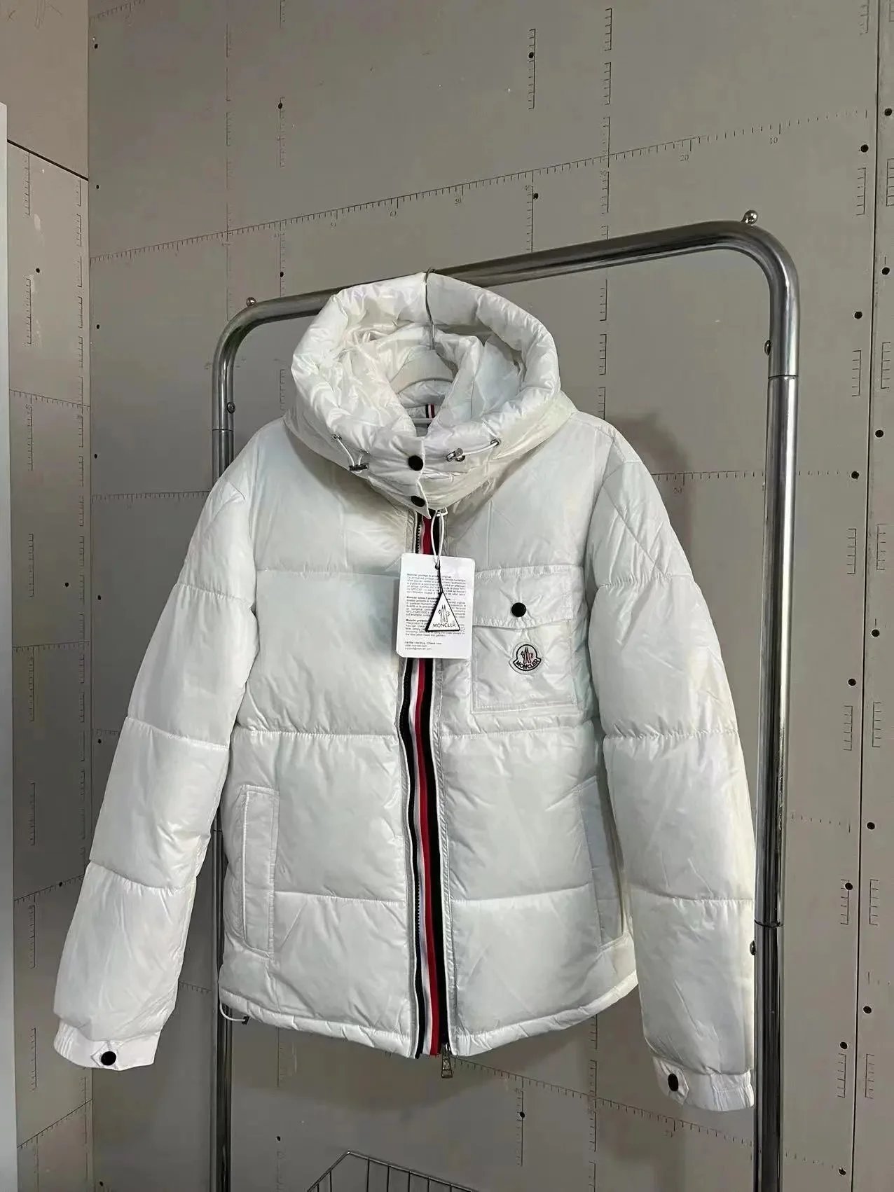 白色红条 白色红条