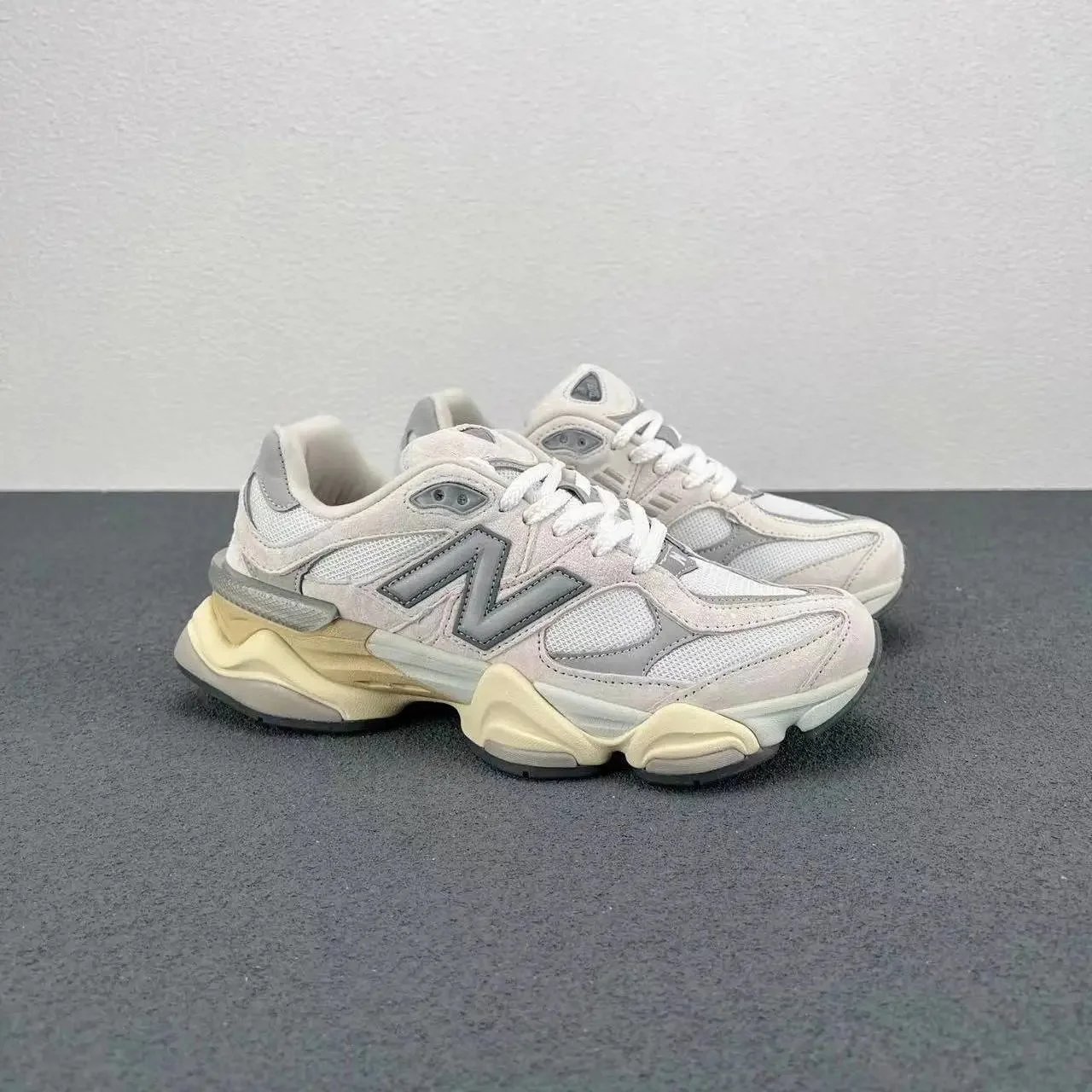 灰白色 偏小一码 灰白色 偏小一码