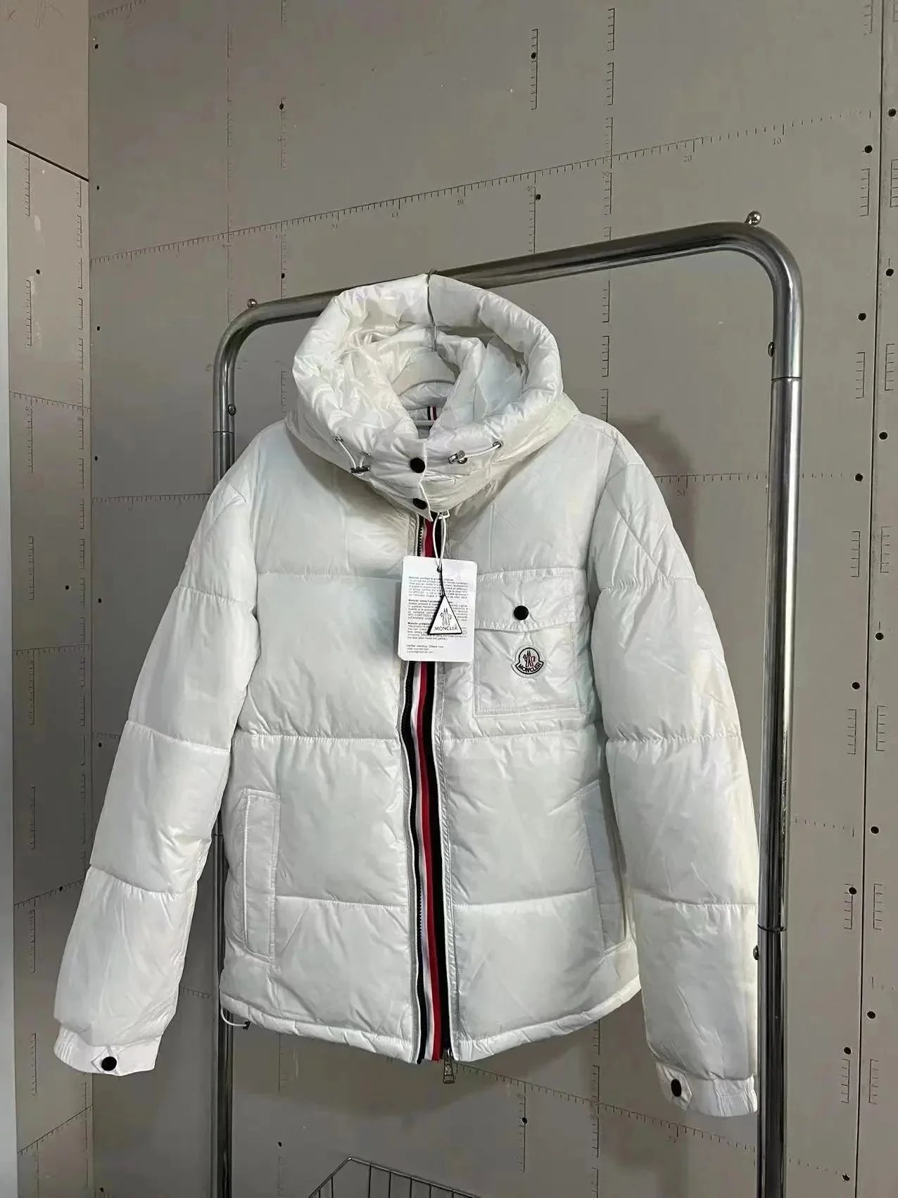 白色红条 白色红条