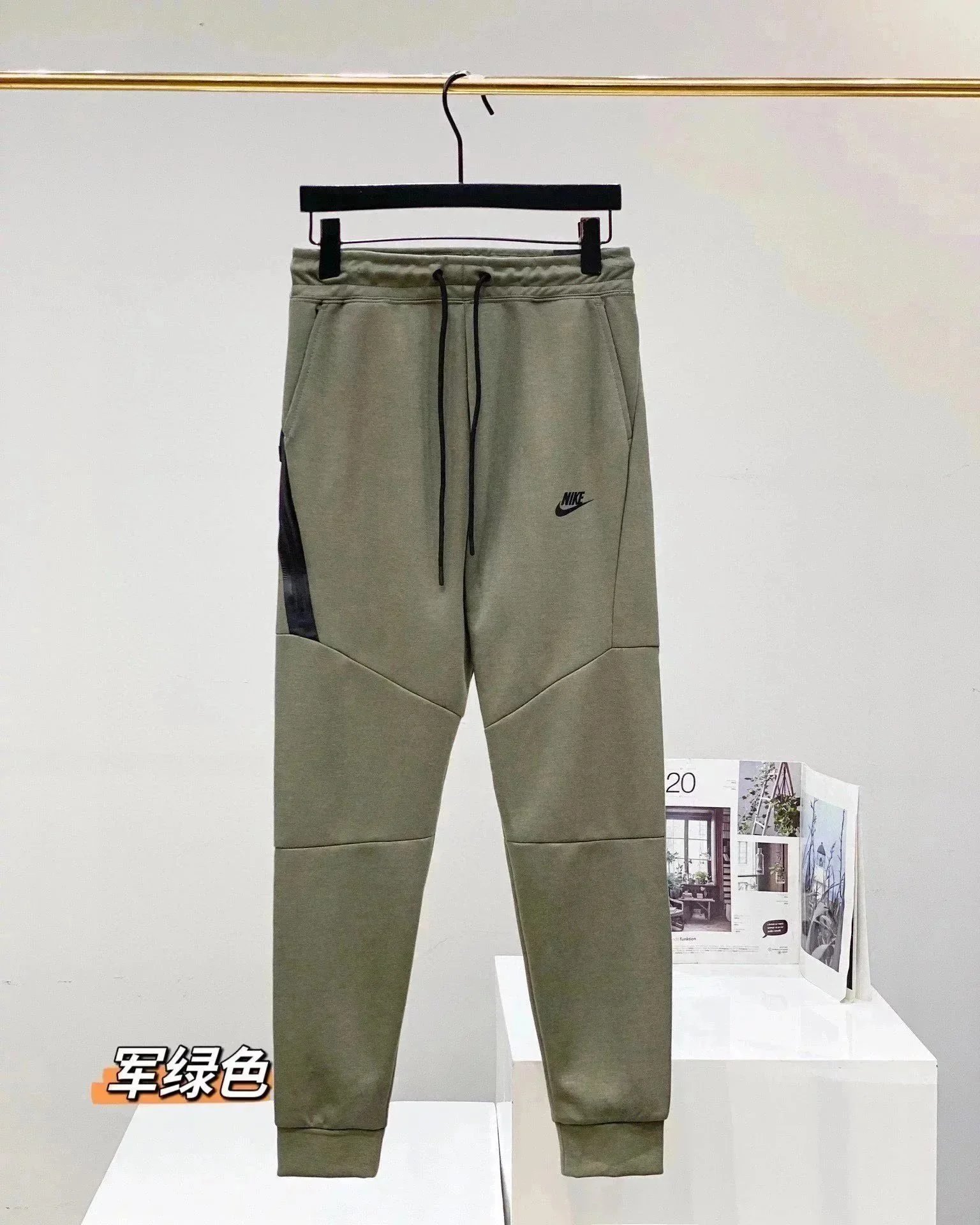 军绿色裤子