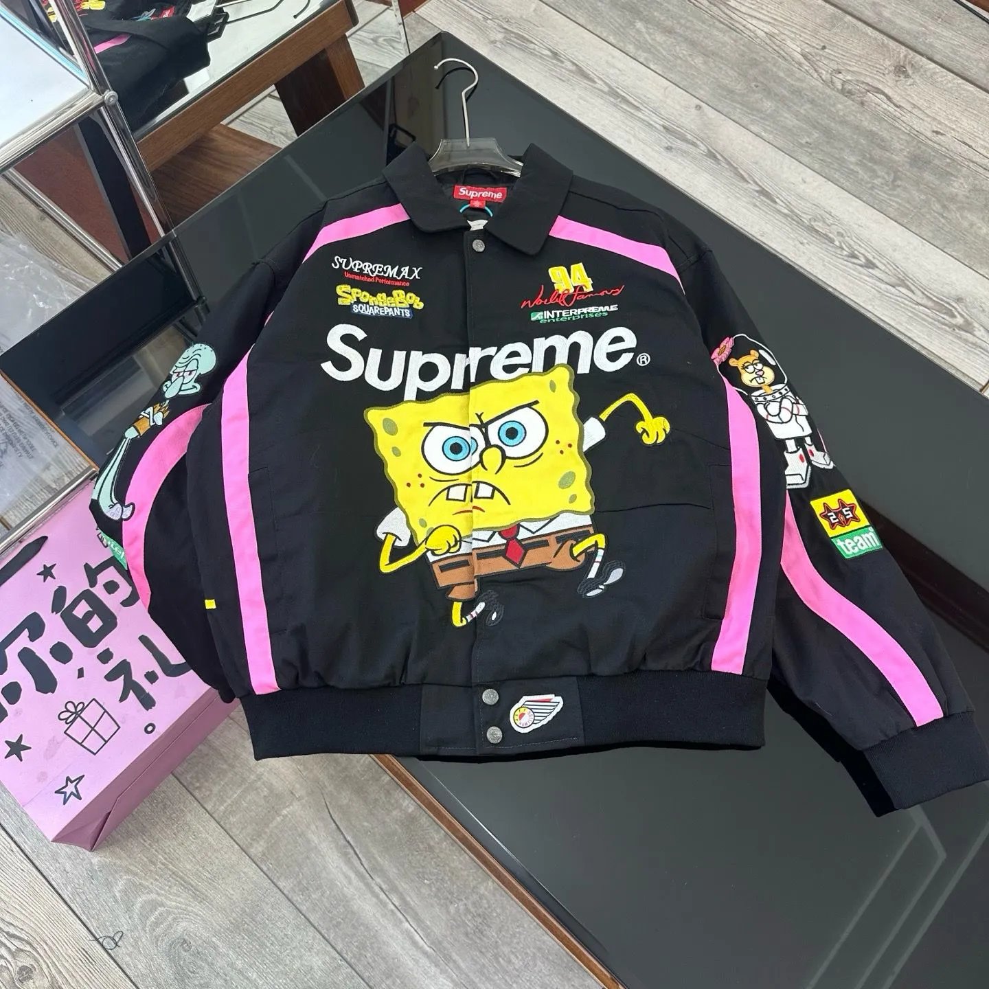黑色