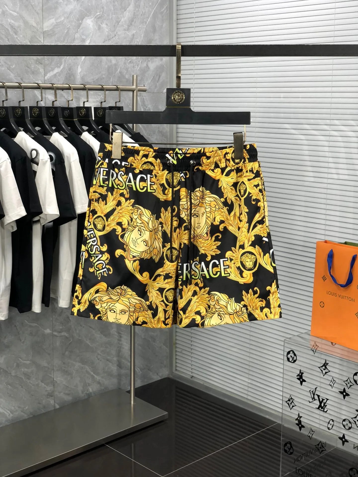 黑色