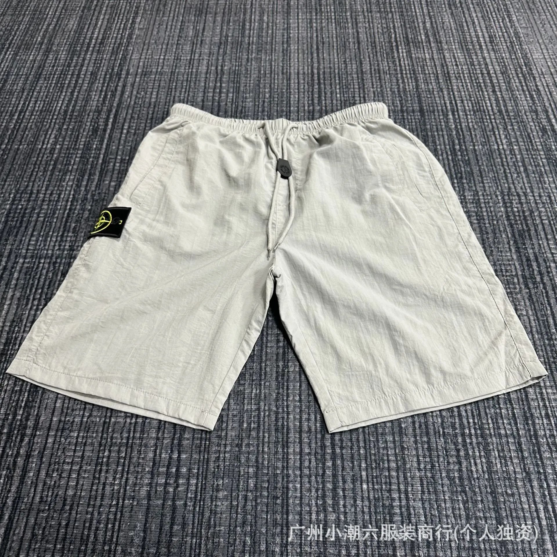 浅灰色