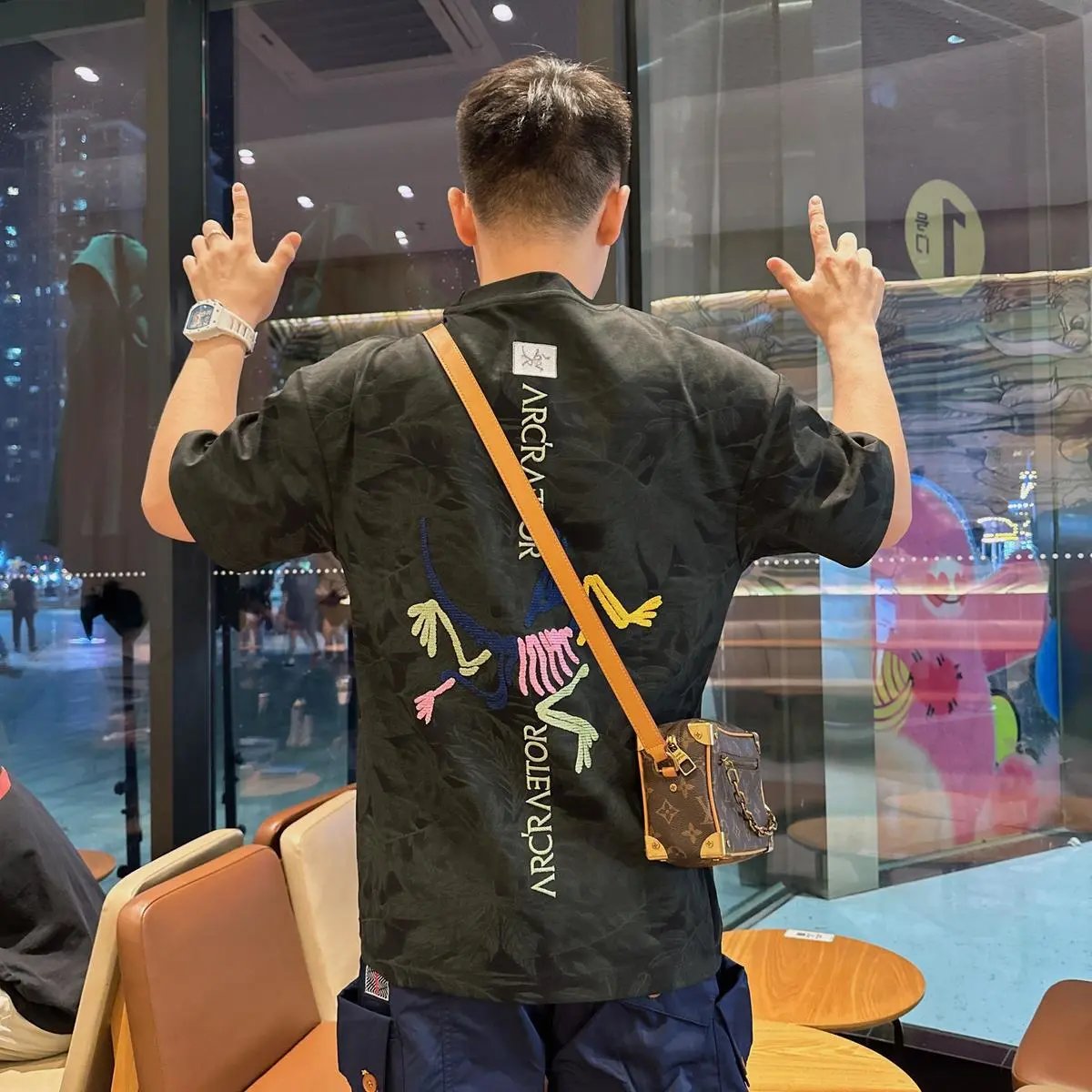 黑色