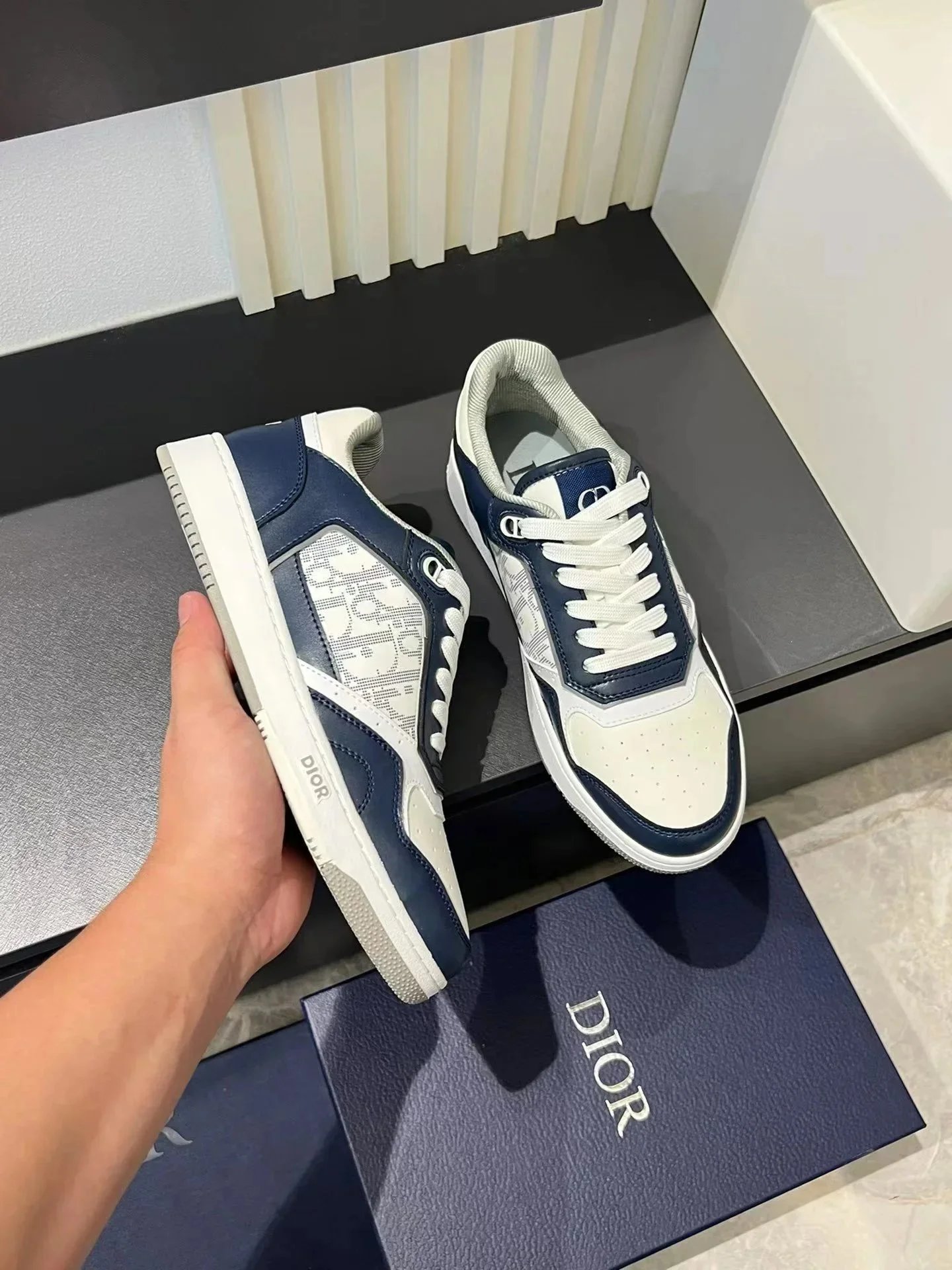 B2704 B2704